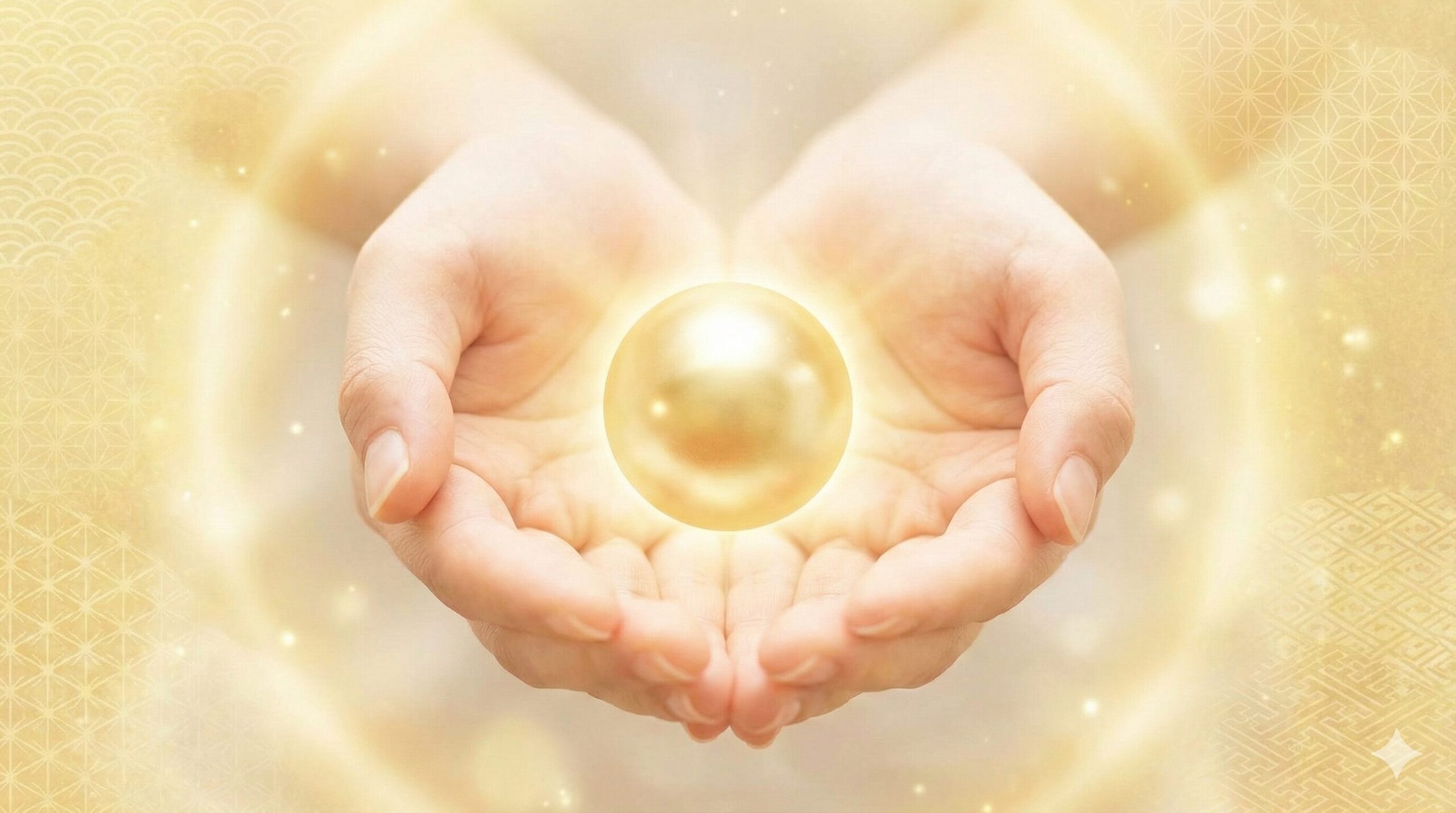 幸運と富の象徴である光り輝く宝珠を大切に持つ手のイメージ